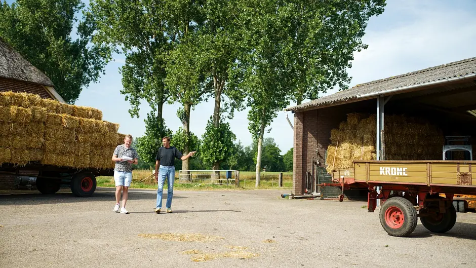 Guus_Daamen_in_gesprek_met_akkerbouwer_Henk_Heerink_uit_Zelhem